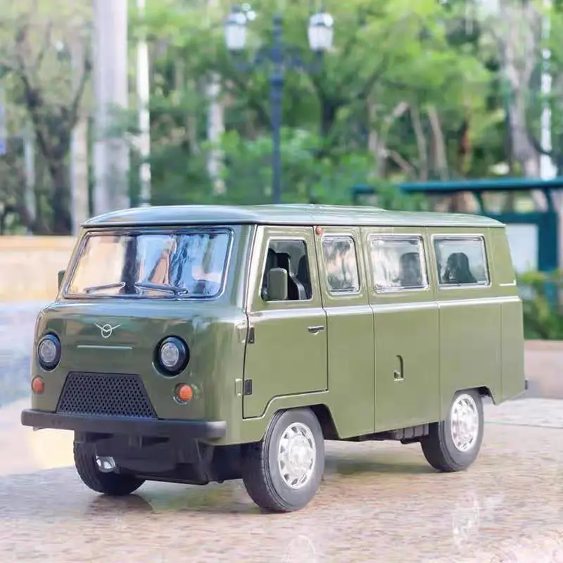 

1/18 UAZ Traveler MPV Alloy Van Car Model Diecast Metal Off-road Vehicles Car Model Simulation Sound and Light Children Toy Gift
