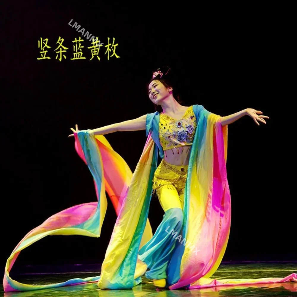 Danza voladora de seda colorida, danza Dunhuang, actuación de seda larga, serpentinas de seda dispersas, cortina de danza folclórica china