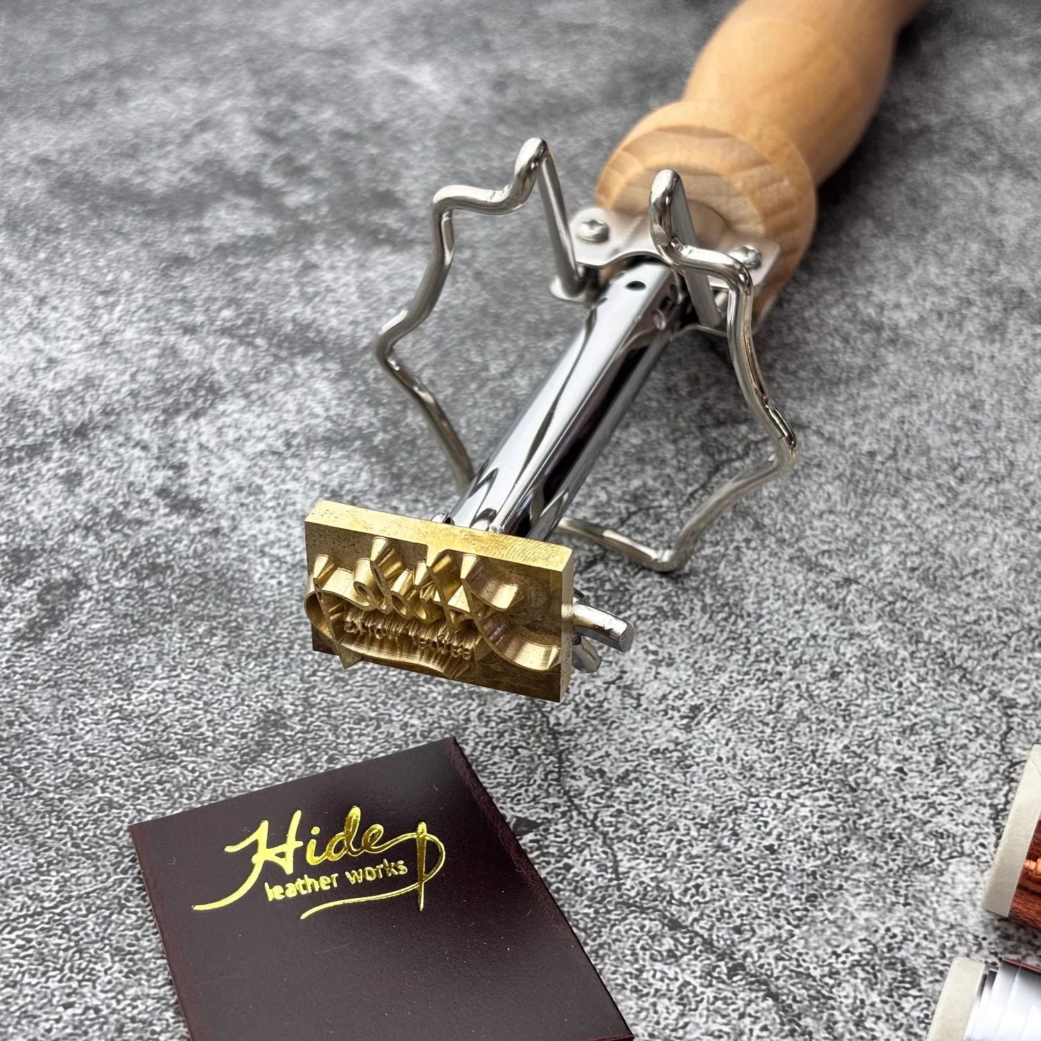 Hot Press Foil Stamping Iron Customize Logo Brass Mold Temperature Control 60-300 Degree Shiny Gold Foil Pinted Embossed Text