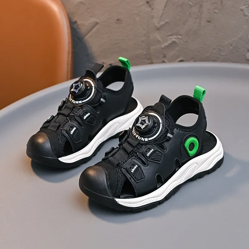 

Детские спортивные сандалии, новые летние пляжные туфли с вращающимися пуговицами и закрытым носком для мальчиков, нескользящие повседневные сандалии для девочек на мягкой подошве