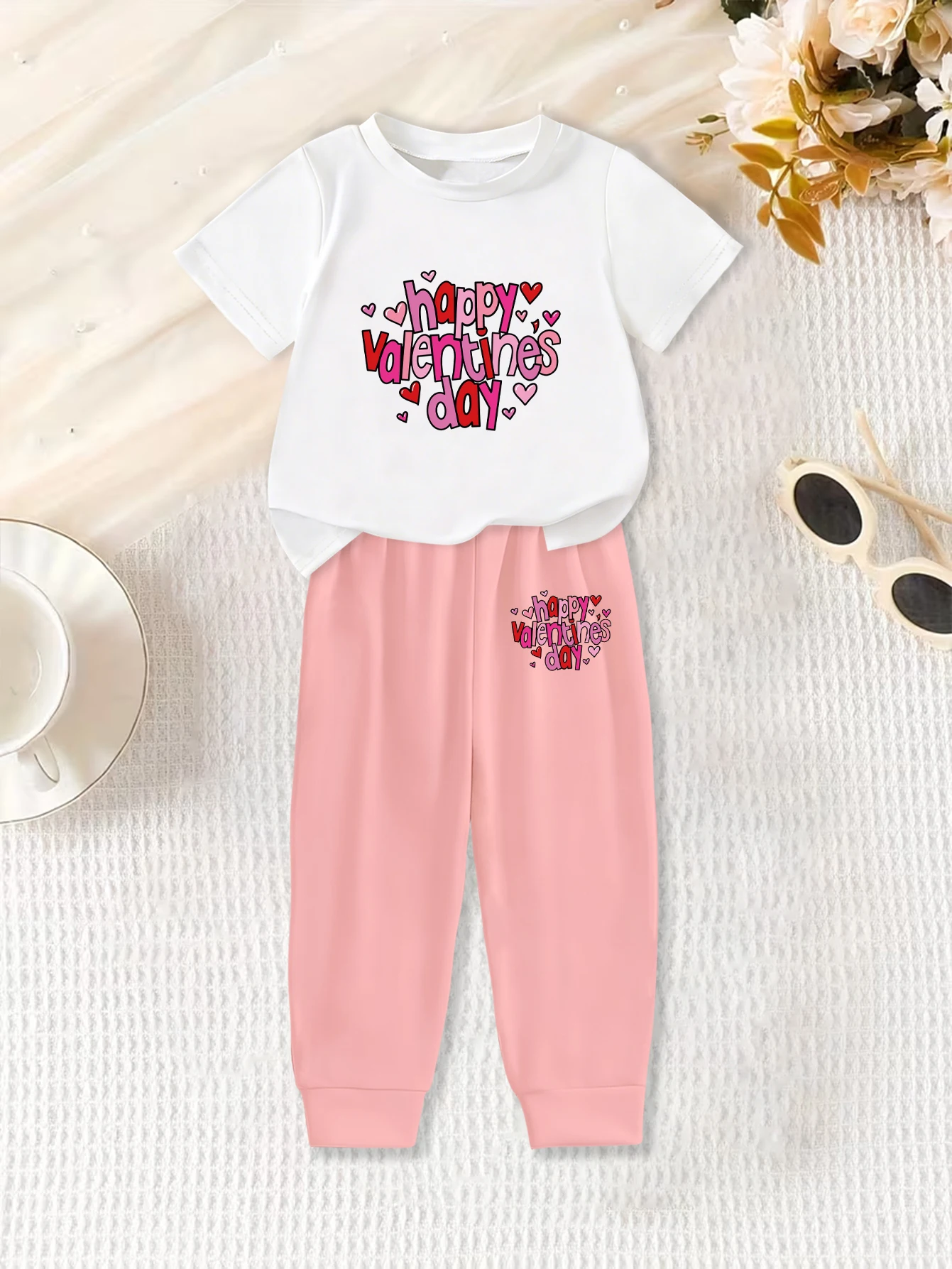 

Комплект из 2 предметов: летняя милая милая футболка и шорты с английским принтом для девочек на День святого Валентина.