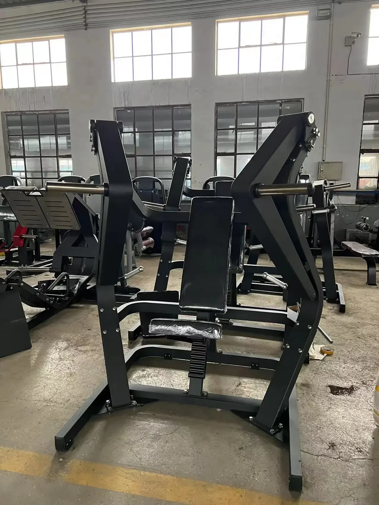 Profesjonalny sprzęt do ćwiczeń na klatce piersiowej z obciążeniem, maszyna do wide chest press, sprzęt do kulturystyki i fitnessu.