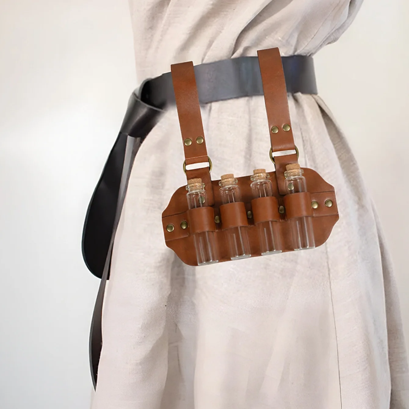 Medieval Alchemy and Potion-Making Glass Bottles Pu Leather Viking-Style Retro Hanging Waist Bottle Bag Halloween Cosplay Props