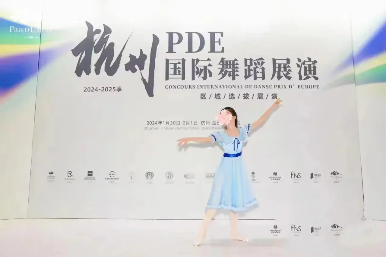 ชุดเดรสบัลเลต์แบบพิเศษสำหรับงานพรอมปี 2024 สั่งตัดส่วนตัว สีขาว น้ำเงินกรมท่า คอเสื้อประดับเพชร ผ้าโปร่ง