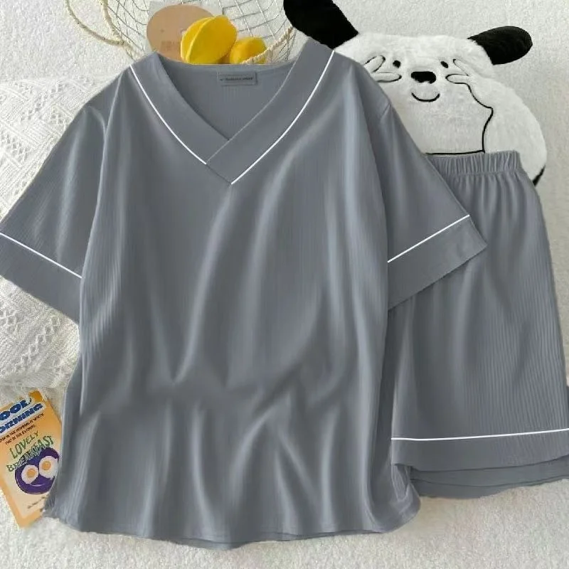 V-neck dark gray [short-sleeved shorts]