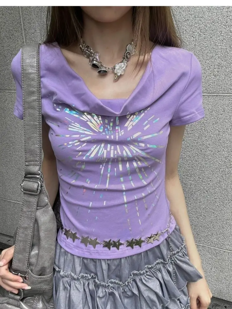 เสื้อยืดแขนสั้นพิมพ์ลายสีม่วงสำหรับผู้หญิง สไตล์หวานซ่อนเปรี้ยว ทรงเข้ารูป เอวคอด ครอปท็อป วินเทจ Y2k กรันจ์ กอธ