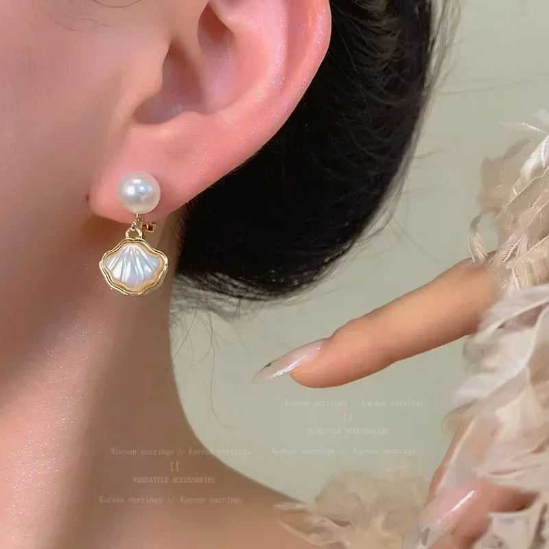 تصميم صغير مزاجه إكسسوارات الأذن الفرنسية شل اللؤلؤ قرط كبس المرأة الخفيفة الفاخرة الراقية أقراط لا ثقوب الأذن قرط كبس