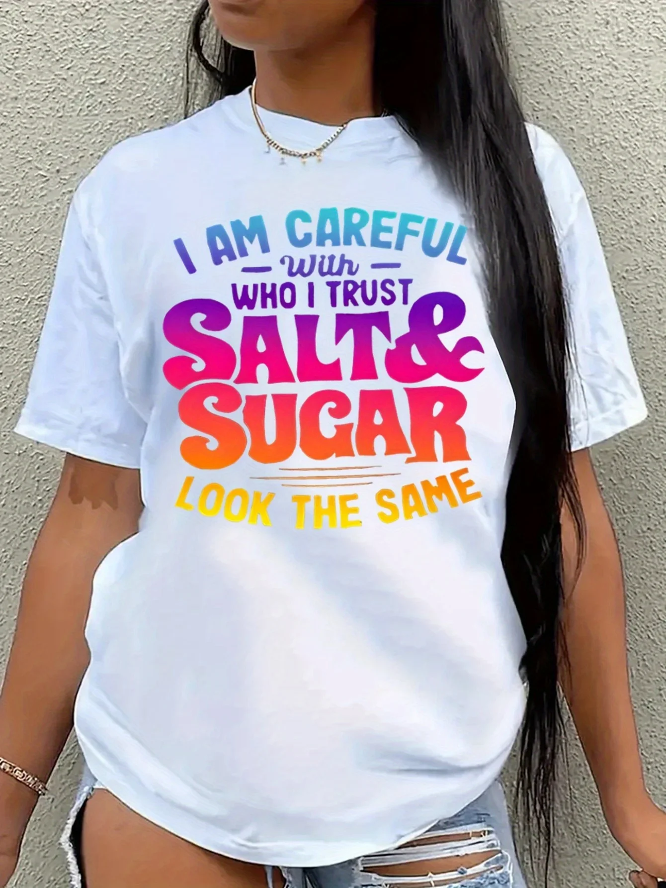 Camiseta para mujer Salt & Sugar Look The Same - Top blanco con cita colorida y atrevida