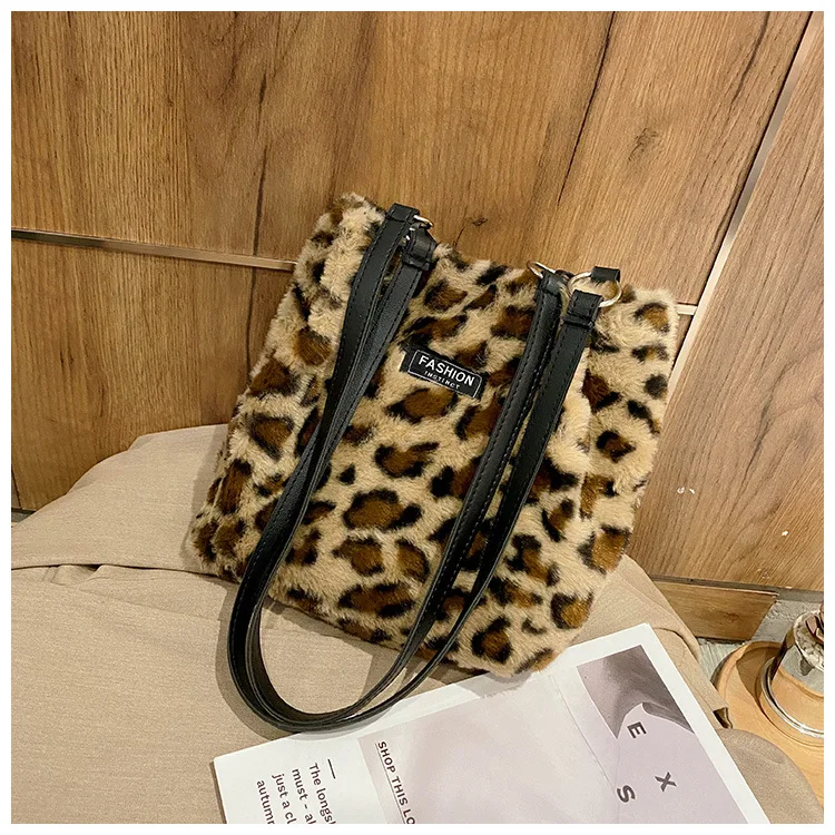 Winter Plush Mini Bag New Leopard Print Lable Shoulder Bucket Bags for Women Hasp Larger Capacity Velvet Shopper Underarm Bag