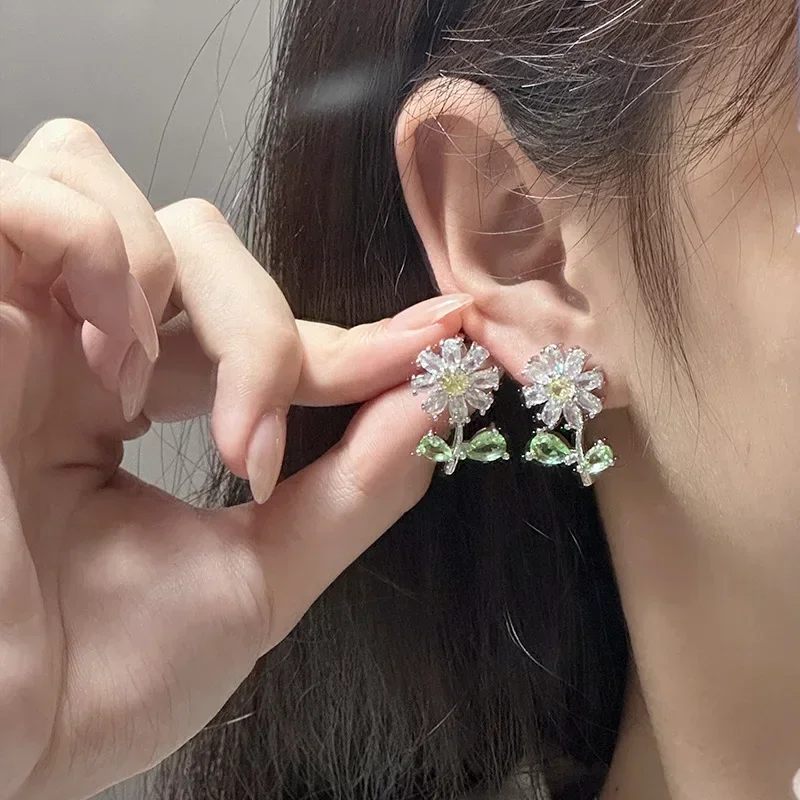 

Серьги-гвоздики MDL Moissanit1 Style INs с зеленым листом и маргариткой, покрытые 18 карат, сладкий темперамент, маленькие блестящие розовые серьги-гвоздики с цветком