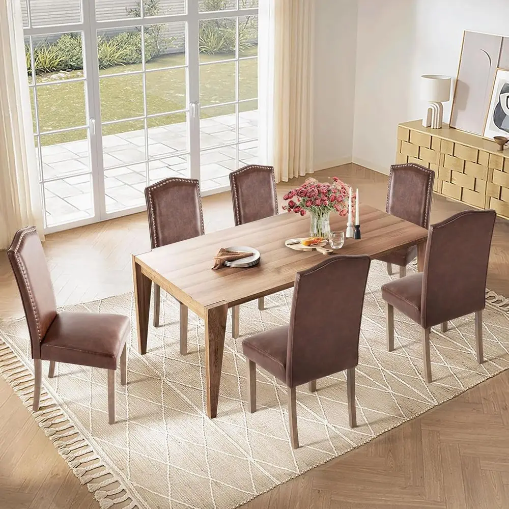 كراسي بارسونز حديثة مكونة من قطعتين من البولي يوريثان باللون البني الفاتح مع زخرفة رأس أظافر فضية وأرجل خشبية