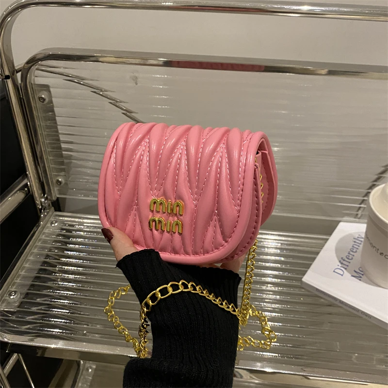 حقيبة كروس كاجوال بسيطة وبسيطة مع شعار حرف بلون سادة للنساء الركاب بتصميم عصري