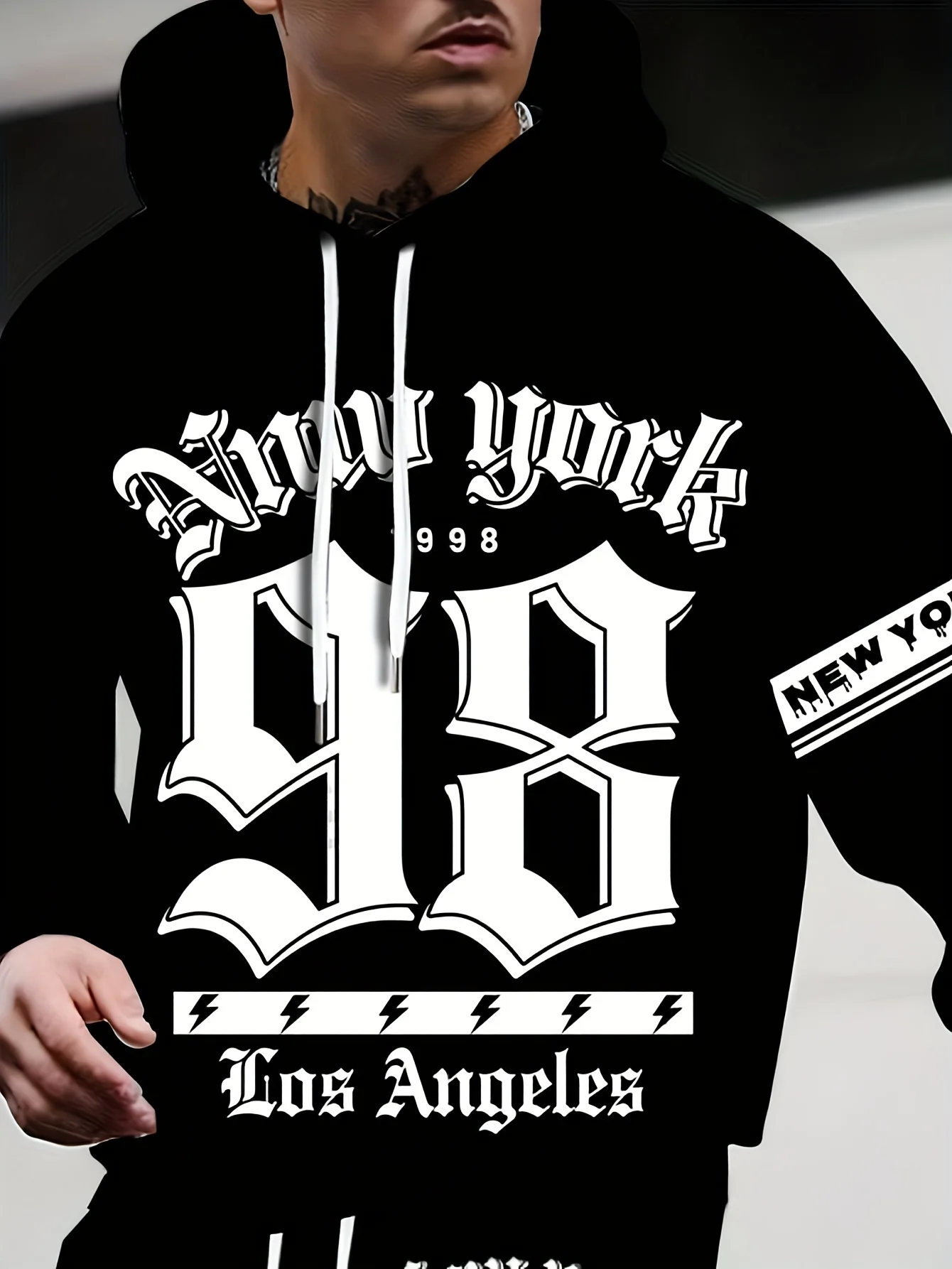 Новый мужской комплект с капюшоном на весну и осень 2025 — это мягкий и повседневный с буквенным принтом для катания на роликовых коньках.