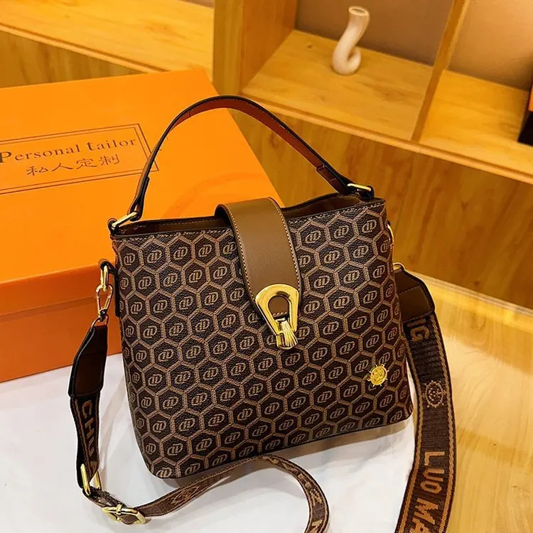 

2025 Trendy Bucket Bag for Women - Stylish Spacious Shoulder Bag with Adjustable Crossbody Strap, Minimalist Designer Handbag