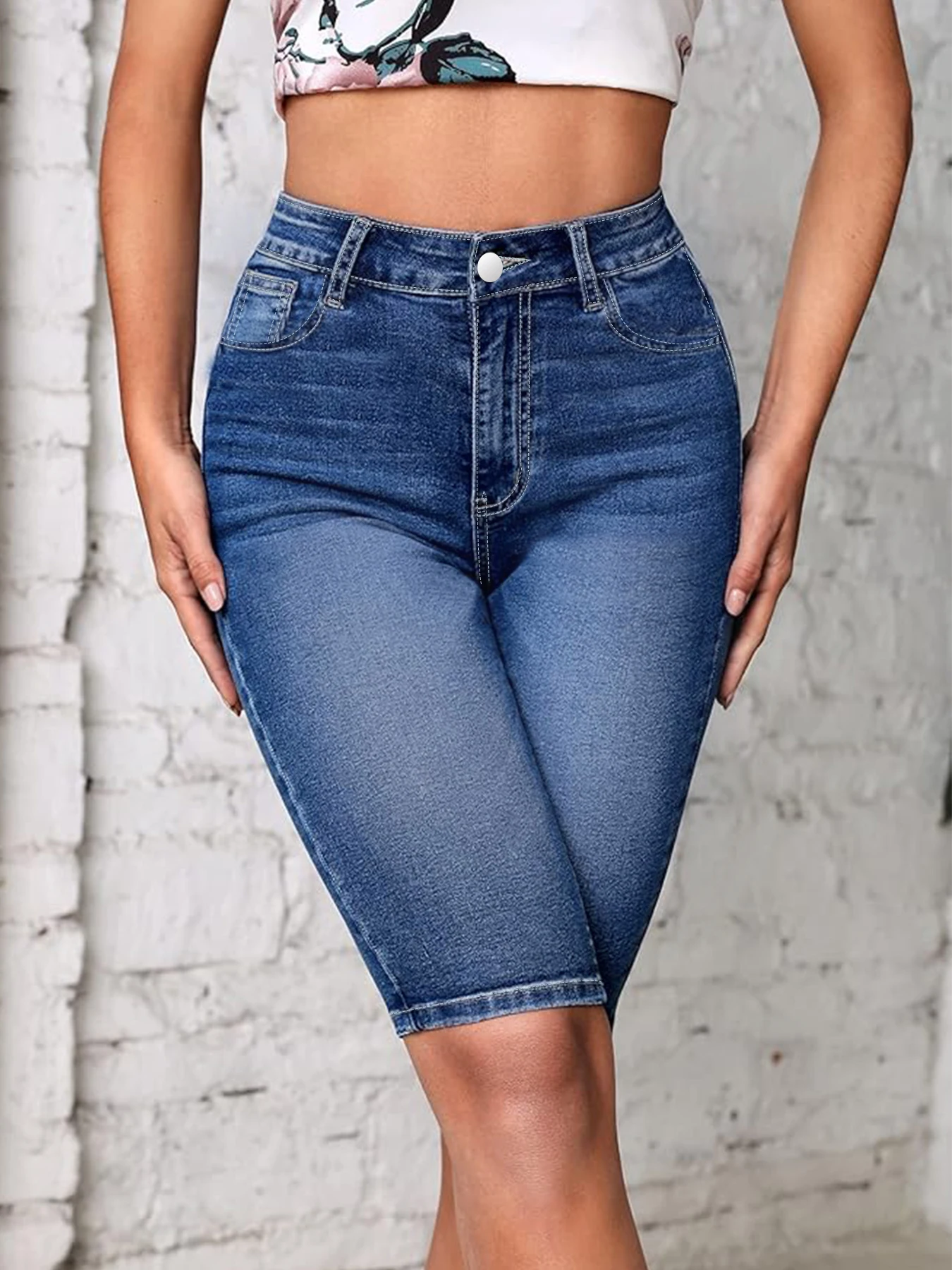 جينز دينم عالي الخصر مقاس كبير للنساء جيوب عصرية مع تطريز مغسول للتخسيس بطول خمسة أرباع جينز دينم