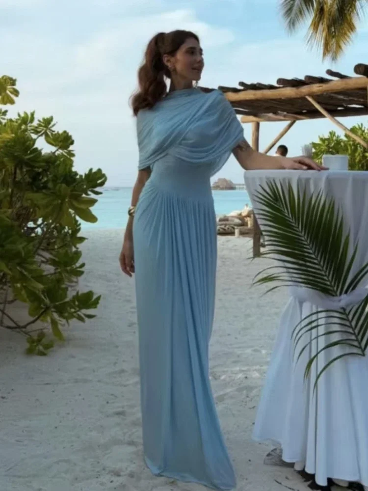 Elegancka sukienka maxi z marszczeniami, asymetryczna, letnia, jasnoniebieska, wyszczuplająca, jasnoniebieska sukienka na imprezę, kobieca, szykowna, wieczorowa, na studniówkę.