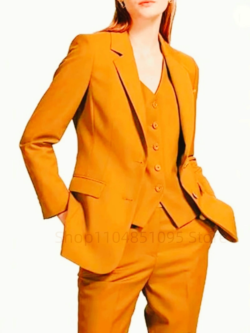 Image 4: Ensemble de costume trois pièces pour femme en tissu uni, comprenant une veste de costume à simple boutonnage, à manches longues et à revers, ainsi qu'un pantalon taille haute à coupe ajustée.