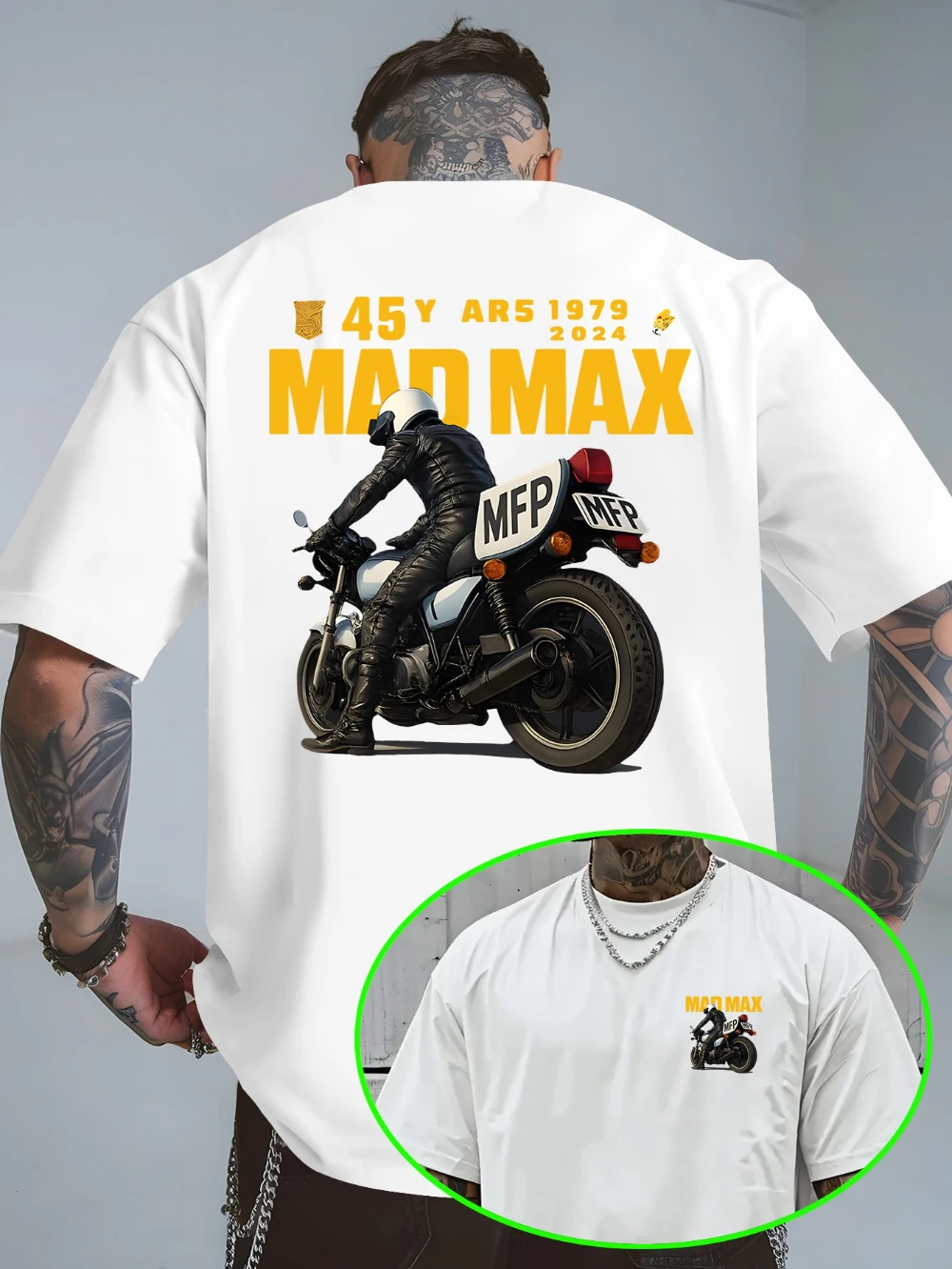Camiseta para hombre con un sencillo estampado pequeño en la parte delantera y un diseño artístico de motociclista hardcore de MAD MAX en la parte trasera, adecuada para uso diario informal.