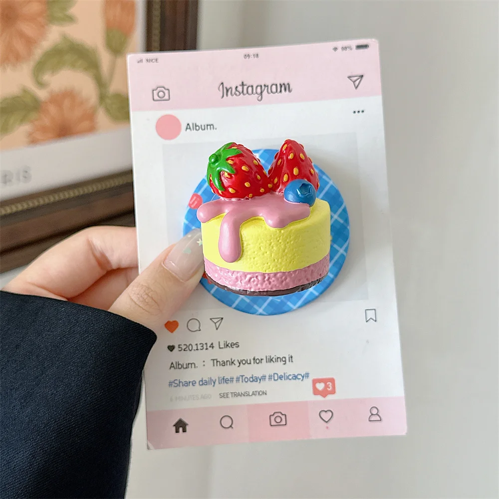 Custodia per telefono con supporto per torta alla fragola creativa Instagram, adatta per iPhone 16 Pro 15 14 13 Pro Max, adatta per Magsa