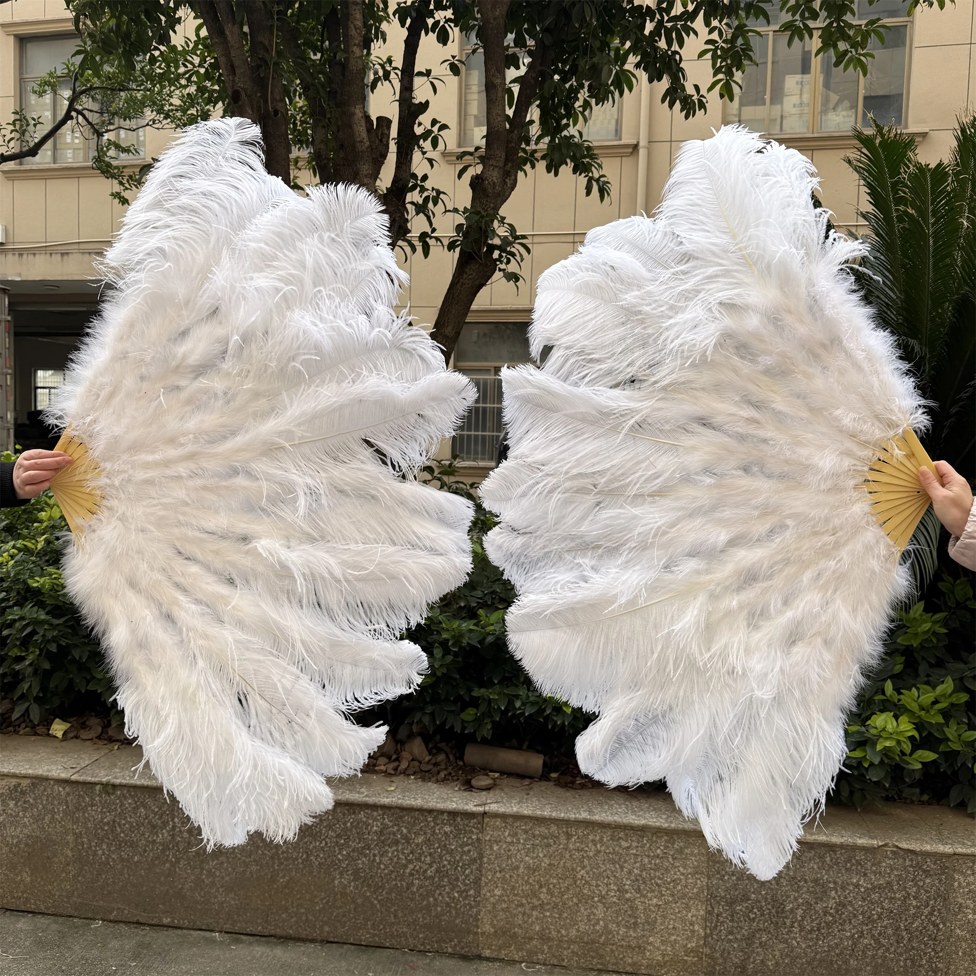 White Natural Ostrich Feather Fan 13 Bones for Carnival Party Performance Dance Fans Fluffy Ostrich Feather Hand Folding Fan