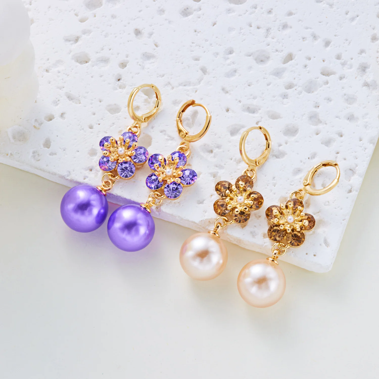 Luxuriöse Blumen-Tropfen-Ohrringe für Frauen, exquisites Zirkon-Intarsien-Blatt, vielseitiger Schmuck für den täglichen Gebrauch, lila Imitationsperlen-Ohrringe – Detail 17