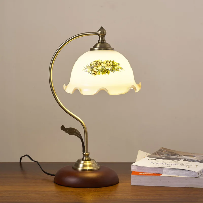 Imagem -03 - Vintage Brass Desk Lamp com Base de Madeira Lotus Shaped Tampa de Vidro Banco Sala de Estar Sala de Estudo Quarto Decoração do Escritório Candeeiro de Mesa