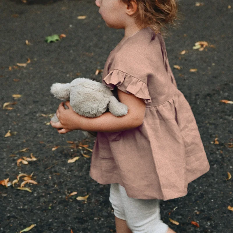 女の子のための夏のリネンTシャツ,カジュアルなルーズフィットの服,フリルスリーブ,リボン付きの素敵なリネンの人形,子供のためのトップス