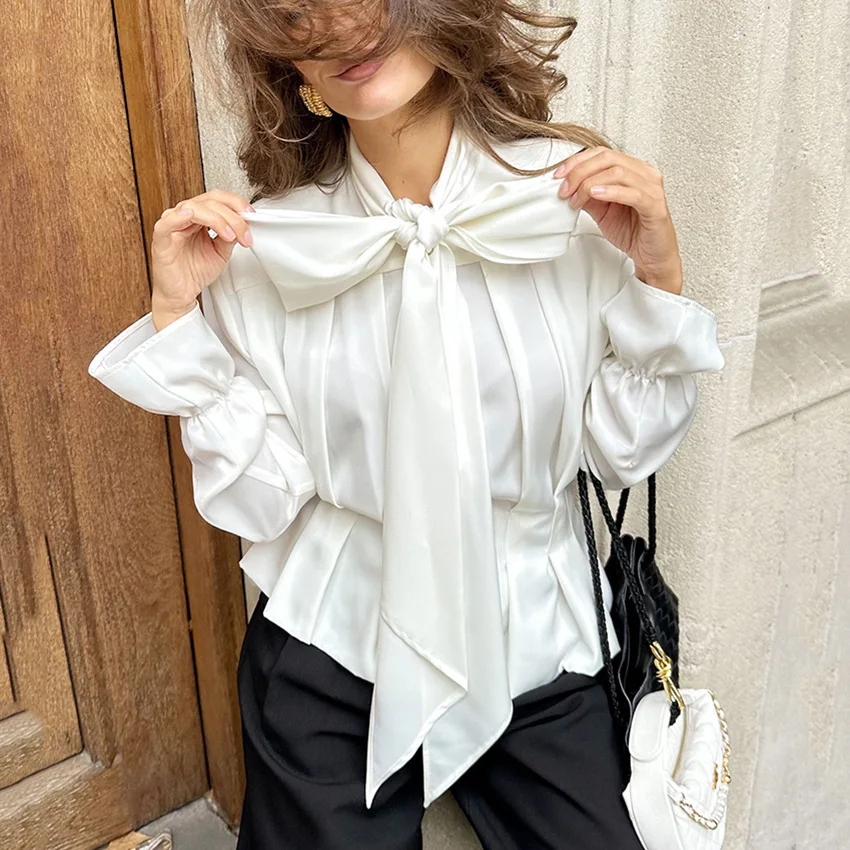 

Linad Элегантные шелковые белые женские блузки с расклешенными рукавами, осенние офисные женские плиссированные рубашки с воротником-шарфом, 2025 г., повседневные плиссированные топы с бантом