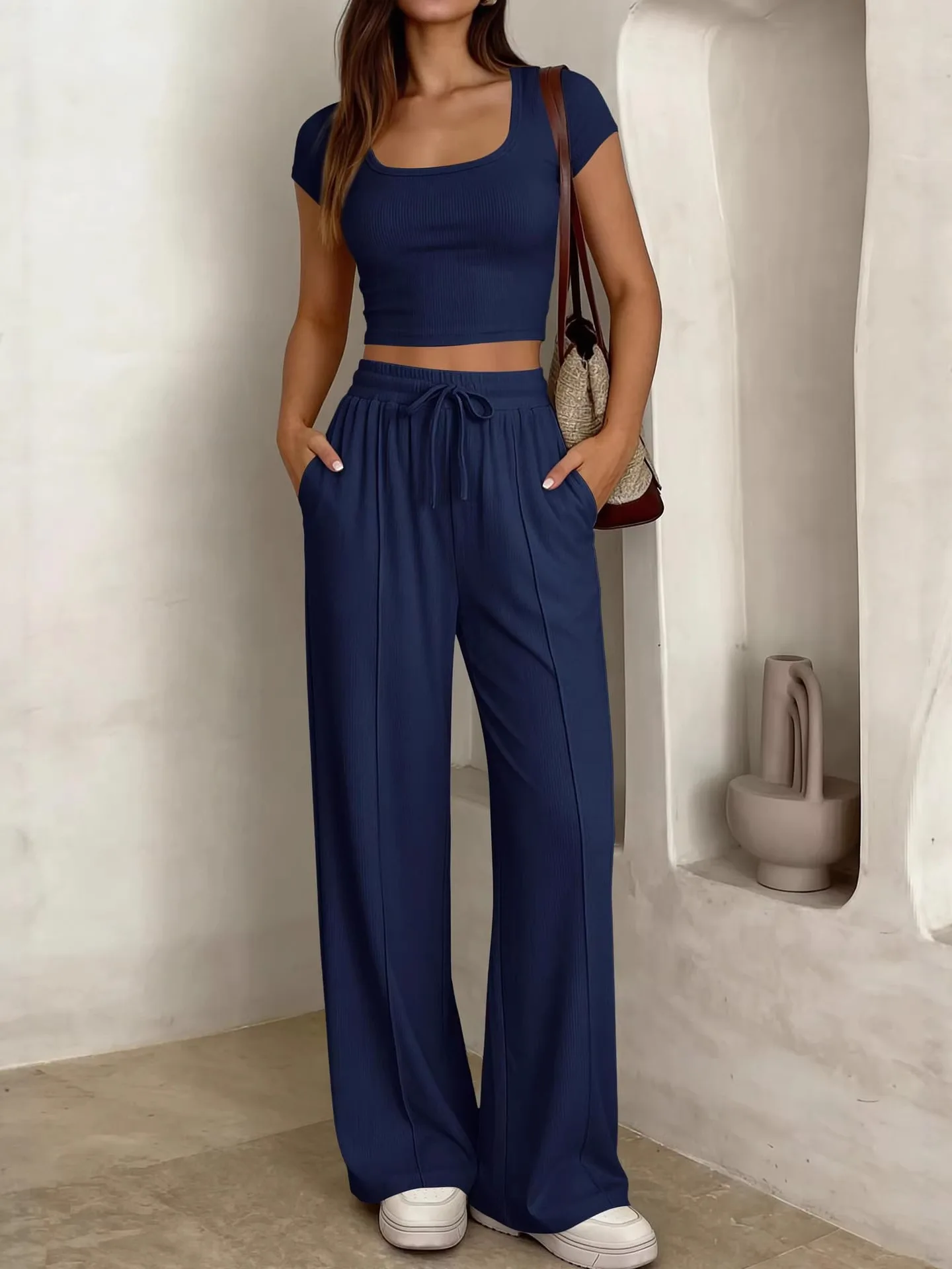 Damen-Set: Kurzes Oberteil mit quadratischem Ausschnitt und kurzen Ärmeln, gerippt, zweiteiliges Outfit, Hose mit hoher Taille und weitem Bein, Kordelzug, lässiger, lockerer Schnitt. – Detail 10