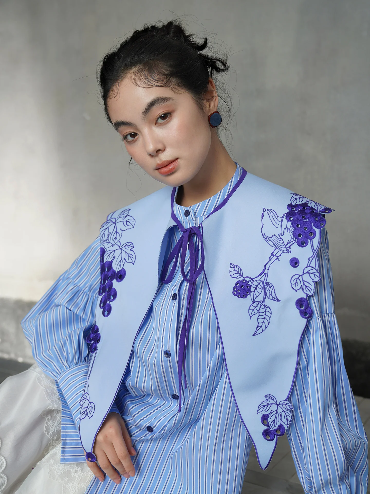 

Оригинальный женский дизайн: весенняя коллекция 2026, рубашка с длинным рукавом, тяжелой вышивкой, воротником-куклой и имитацией воротника, из хлопка и полиэстера.