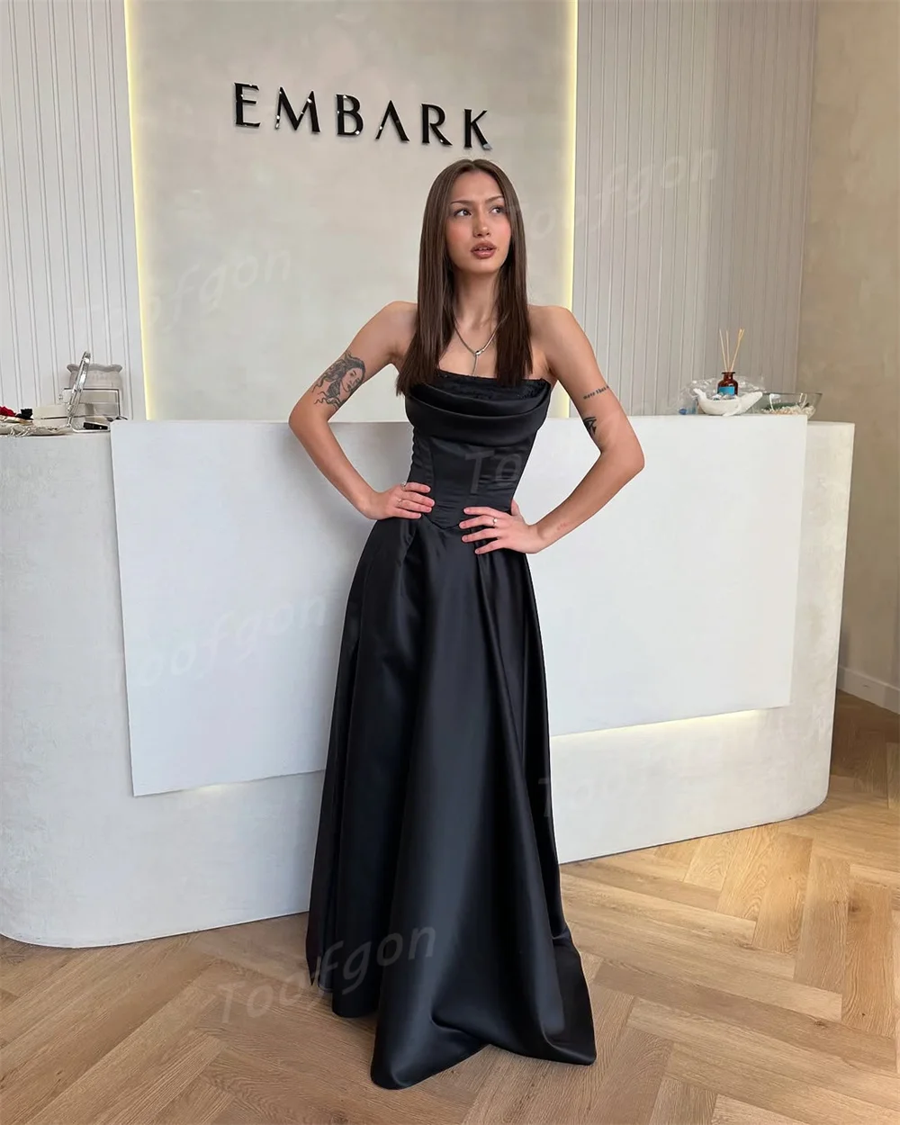 Toofgon Strapless สีดําซาตินสายชุดราตรีที่กําหนดเองจีบ High Side Slit ชุดราตรีผู้หญิงยาวพรรคอย่างเป็นทางการชุด