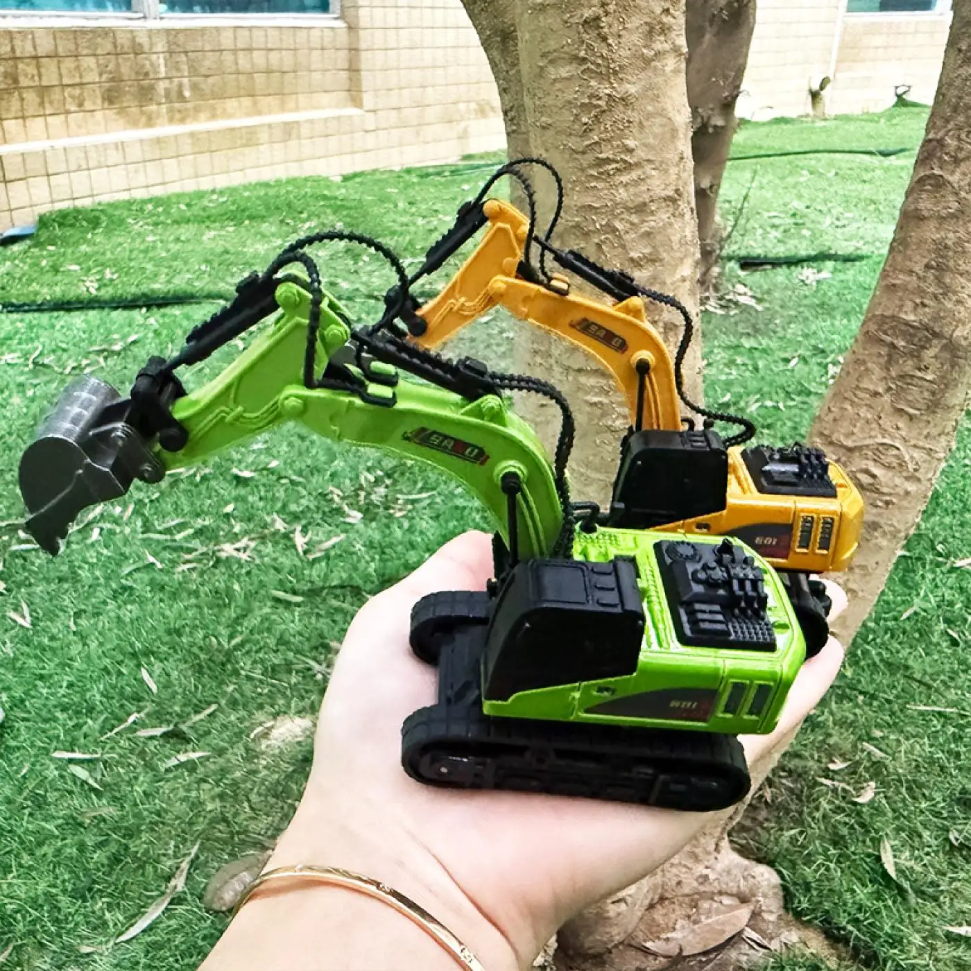 1:64 Mini RC Excavator 2.4G Remote Control Alloy Crane Desktop Electric Construction Engineering Vehicle Model Toy Kid Gifts