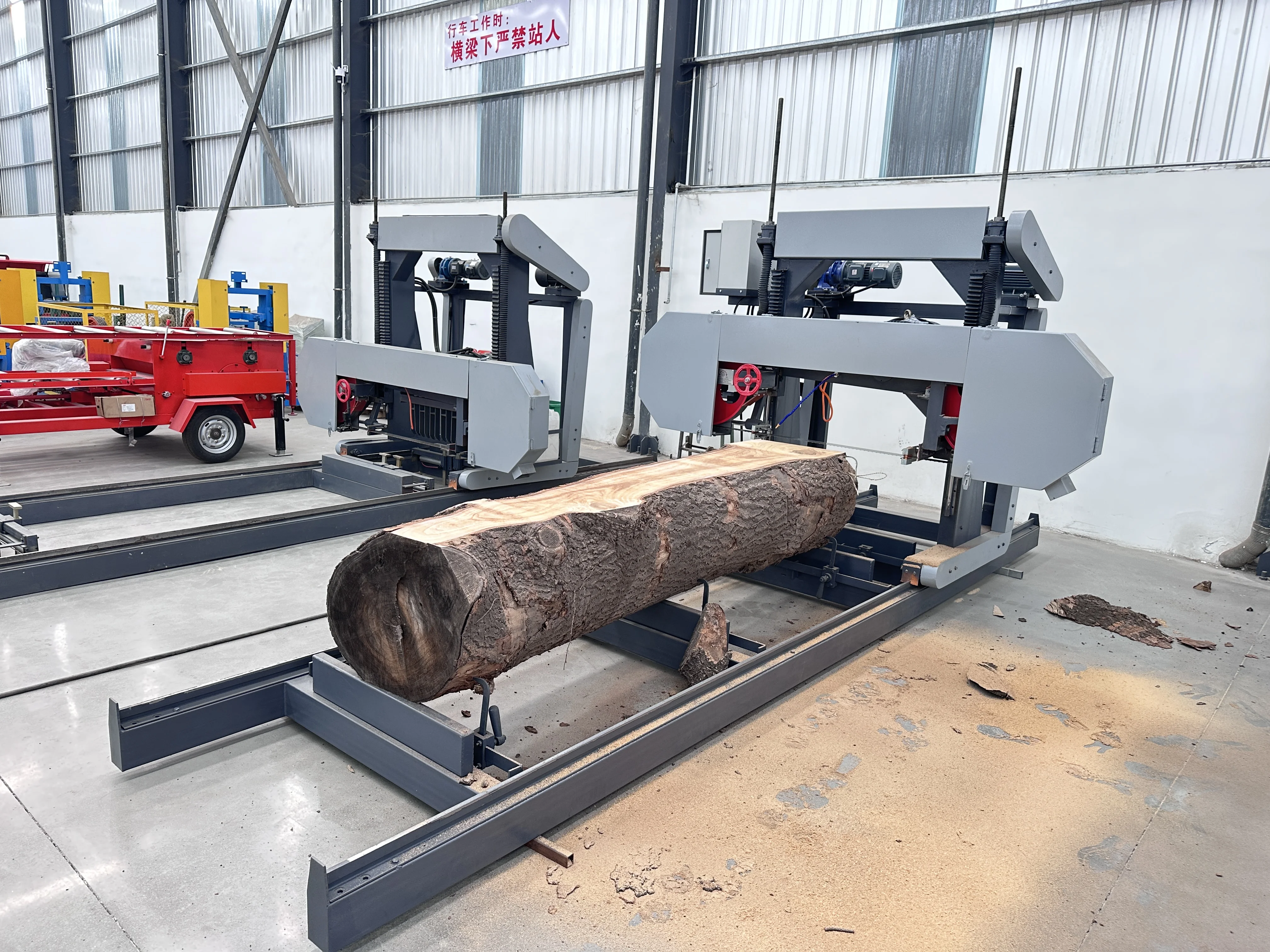 Portable Horizontal Band Saw Electric Mobile Log Sawing Machine 700-1600mm CE