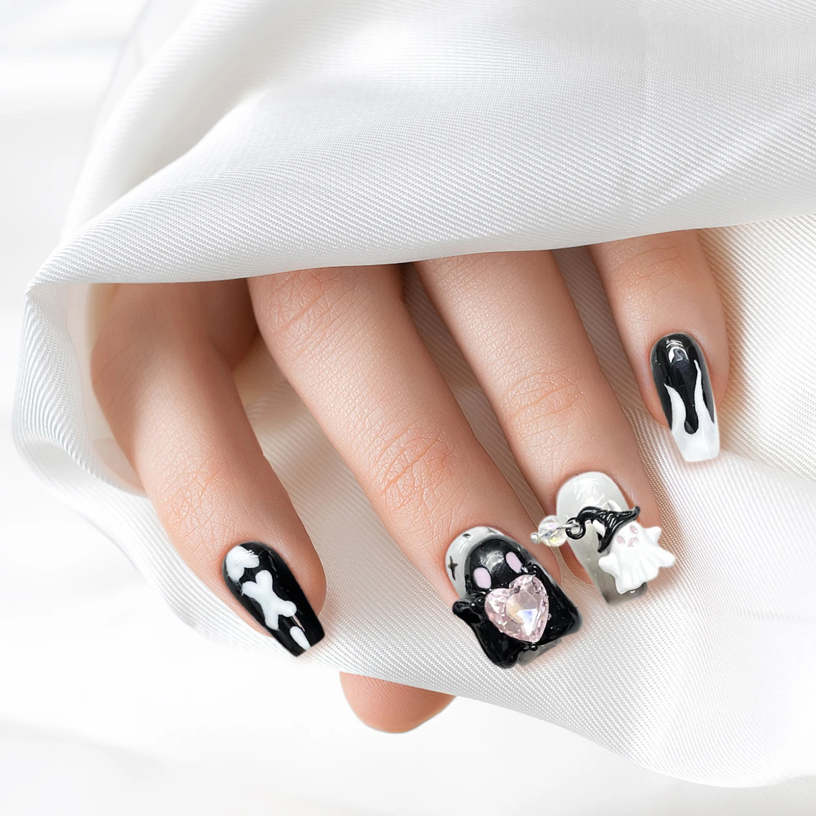 Halloween Style False Nails Black White Handmade 3D Little Ghost Press On Nail Short Or Medium T Fake Nails For DIY Manicure