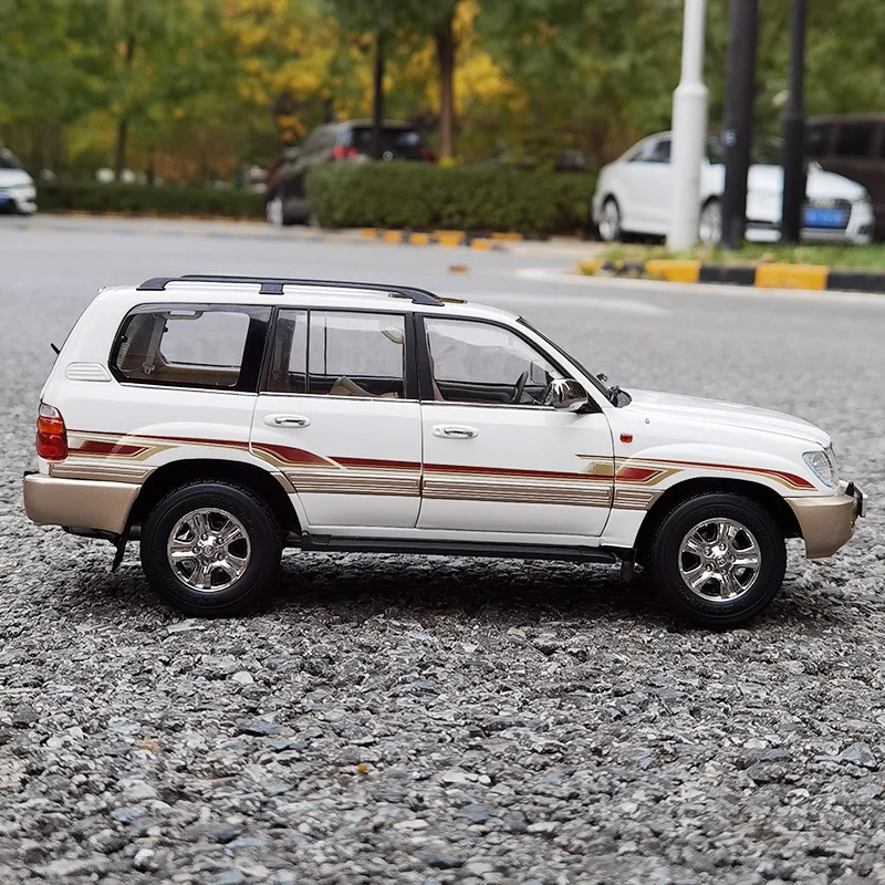 1: 18 Land Cruiser LC100 Land Cruiser Off road Vehicle Model Car Model Send to Friends Valentine's Day