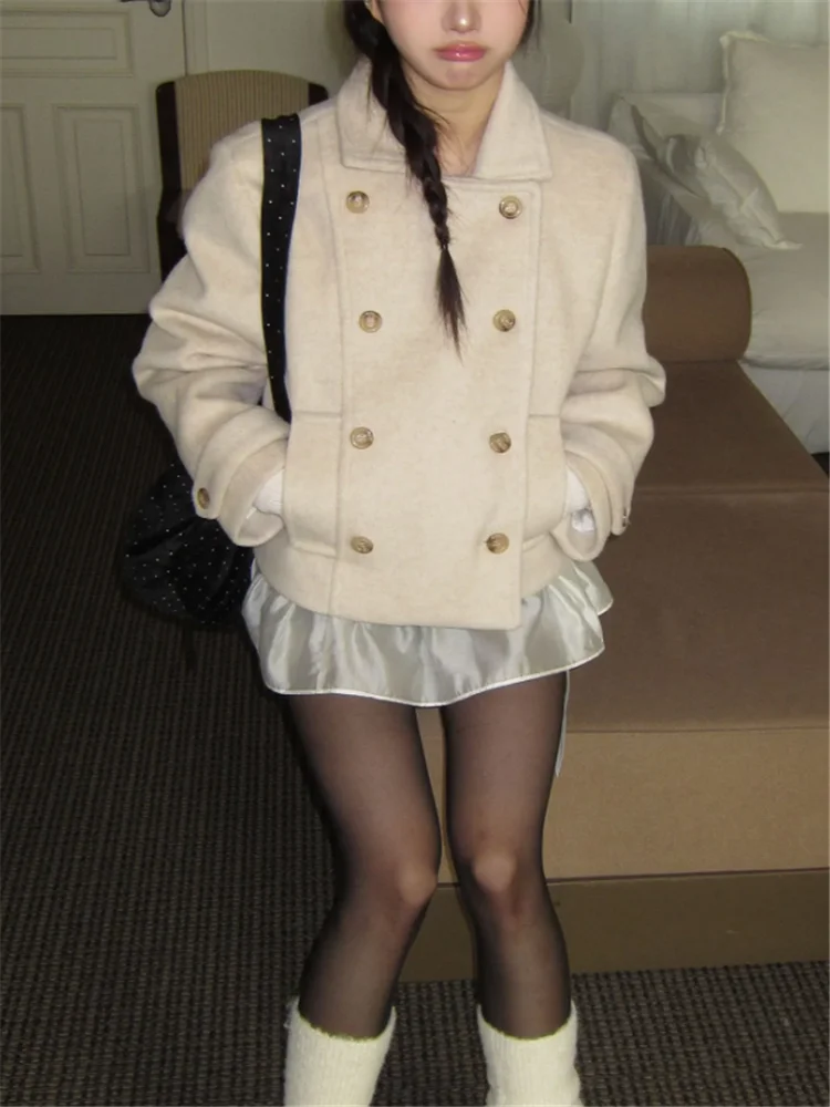 معطف صوفي نحيف مزدوج الصدر على طراز الأكاديمية لخريف وشتاء جديد للنساء بياقة مقلوبة بيج وأسود ملابس خارجية قصيرة غير رسمية