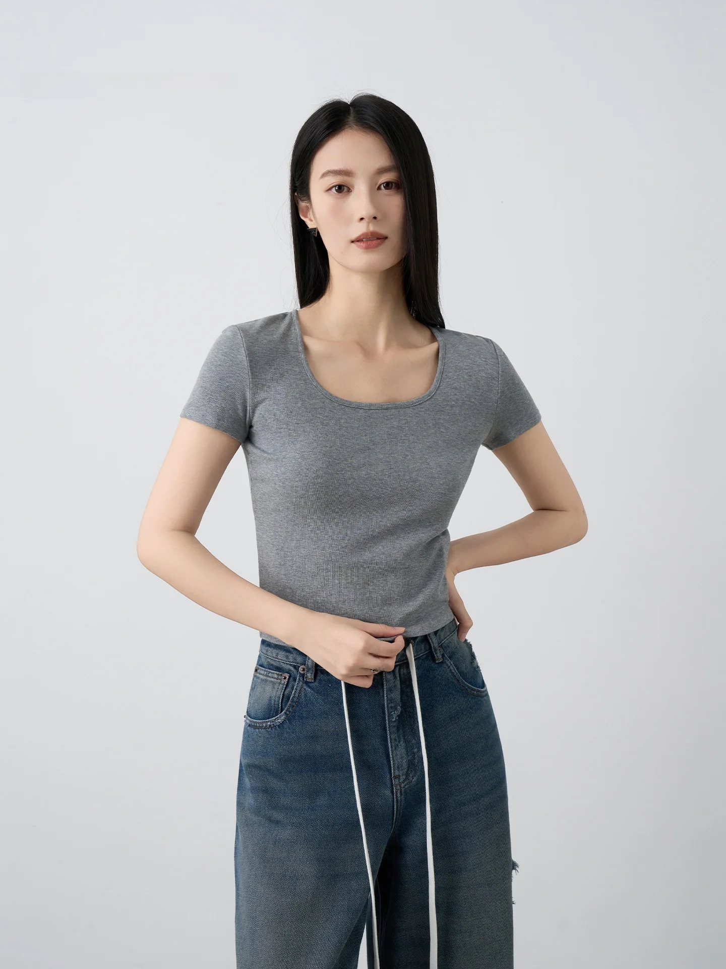 

Модная сексуальная футболка Slim Fit из модала с коротким рукавом и U-образным вырезом в американском стиле Li Ynuo, однотонная, для повседневной носки