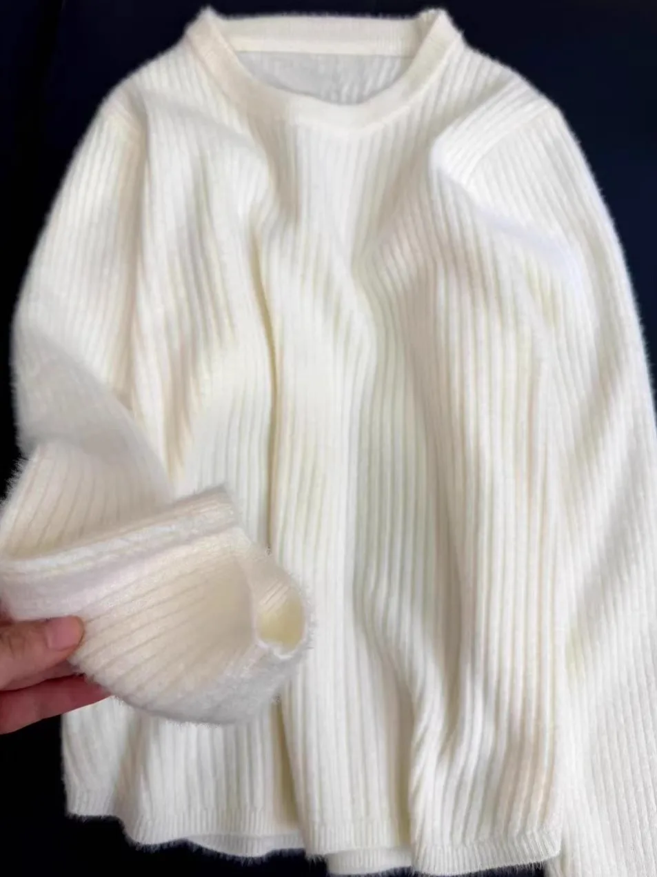 柔らかく心地よい白い丸首の長袖ニットウェア、ゆったりフィット、秋冬のおしゃれなインナーウェア、ベーストップ、通勤用