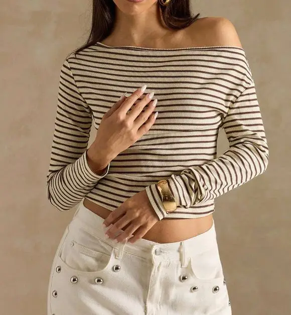 

Осень 2025 г., элегантная новая модная повседневная сексуальная темпераментная футболка с длинными рукавами, полосатая футболка с открытыми плечами, пуловер, топы