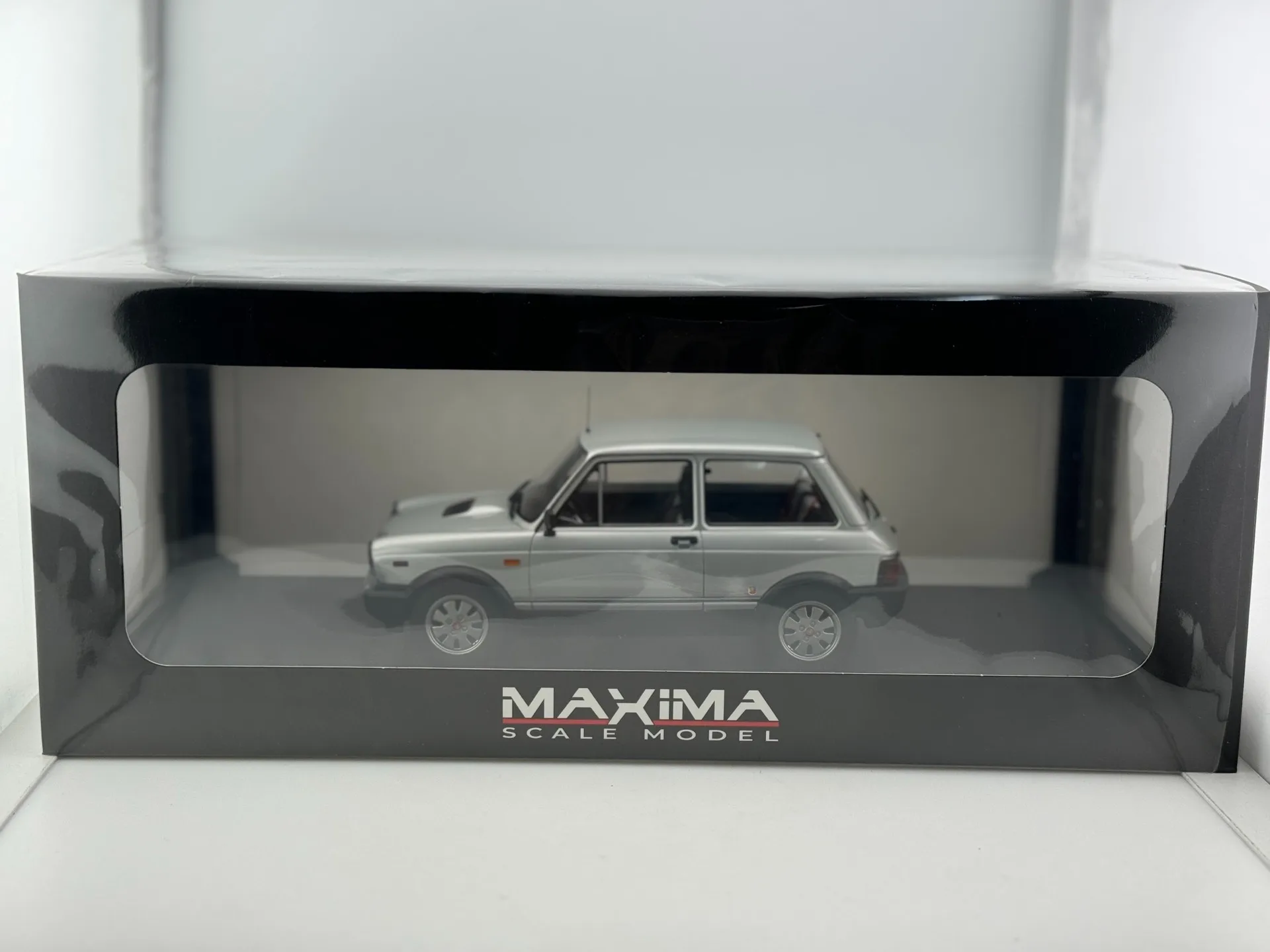

Diecast MAXIMA 1/18 Scale Abbas Vii Series 1984 Silver Resin Car Model Collectible Toy Gift Souvenir Display Ornament