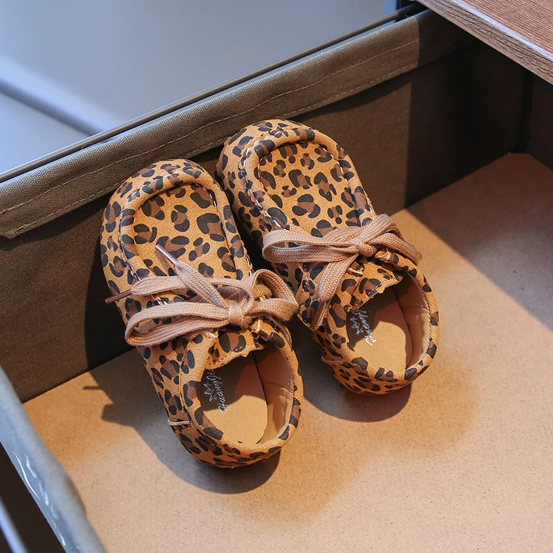 2025 جديد ليوبارد مطبوعة الأطفال أحذية مسطحة جلد الغزال بنين بنات حذاء كاجوال المضادة للانزلاق لينة الاطفال ربيع الخريف الأحذية