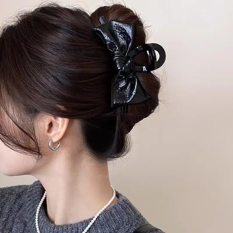 مشبك فيونكة جلدية لامعة كلاسيكية لظهر الرأس للنساء، مشبك سمك القرش، إكسسوار شعر جديد متعدد الاستخدامات وعصري وراقي