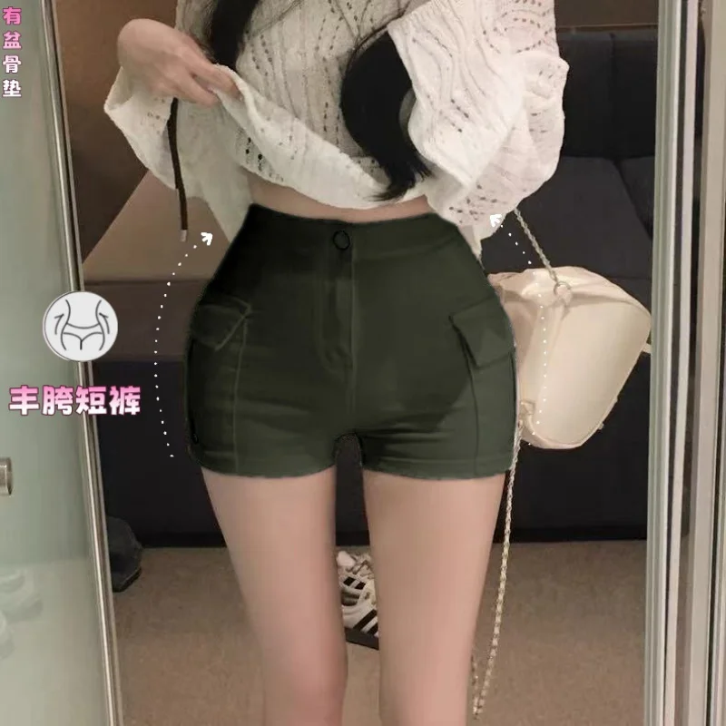 

Армейские зеленые джинсовые шорты в корейском стиле, подчеркивающие бедра, весна 2026, новая модель, с карманами, облегающие, универсальные, однотонные, модные