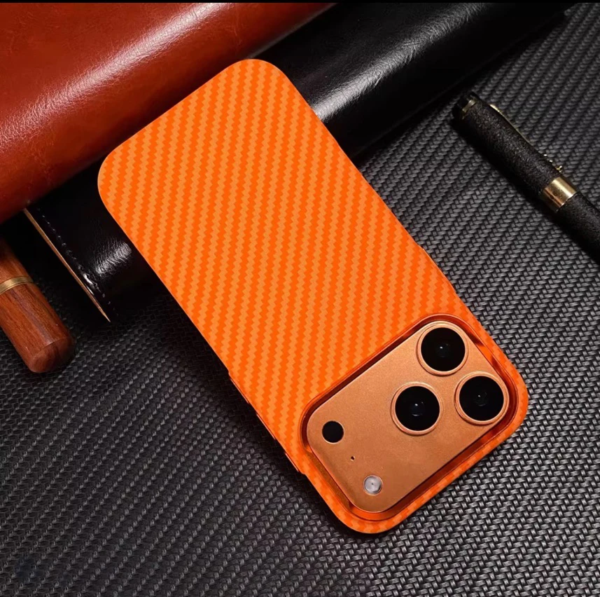 

Роскошный оранжевый чехол Magsfae с текстурой углеродного волокна для iPhone 17 Pro Max/17 Pro, защита объектива из сплава с беспроводной зарядкой, чехол для ПК