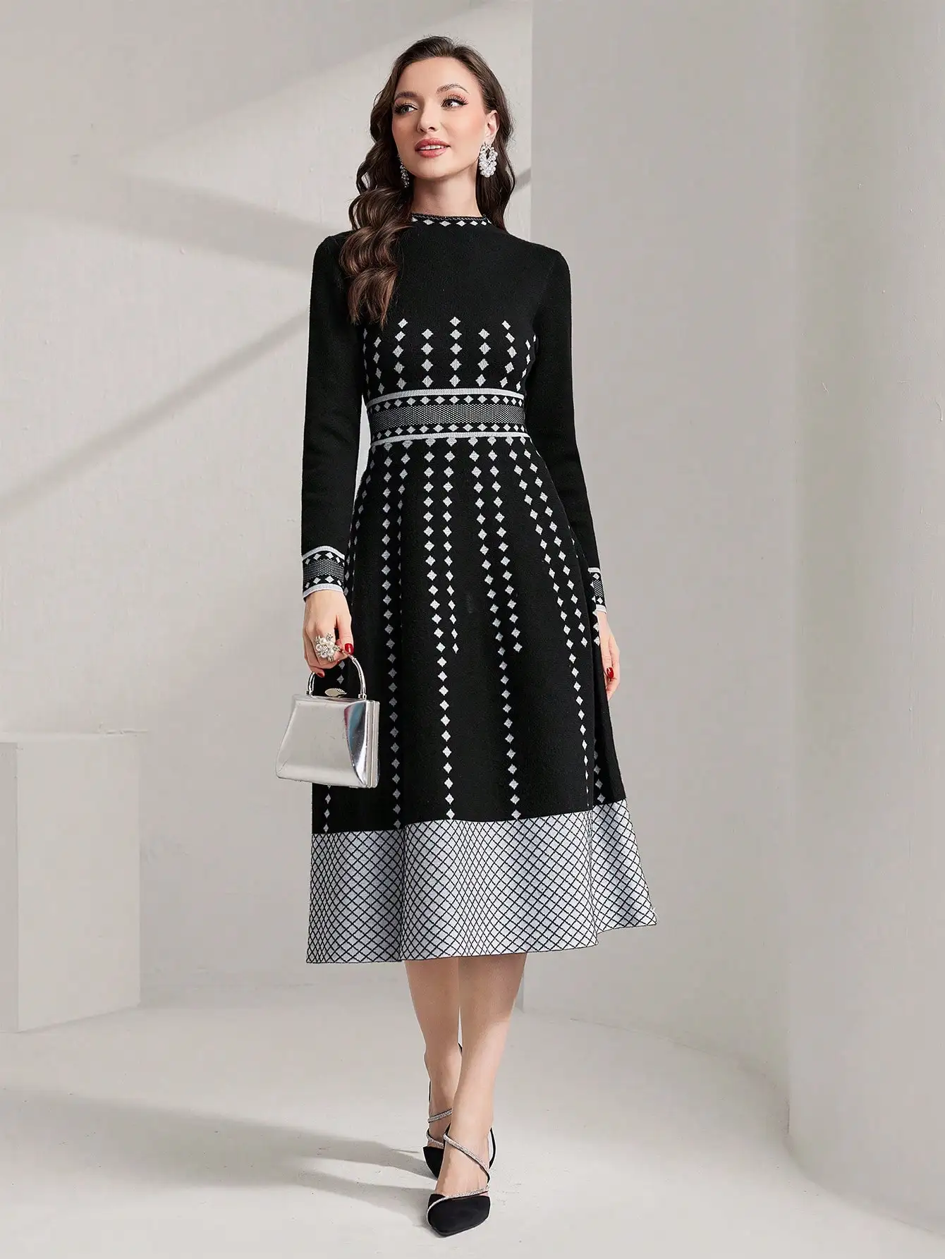 

Женское черное трикотажное платье миди с геометрическим узором, высоким воротником и юбкой А-силуэта