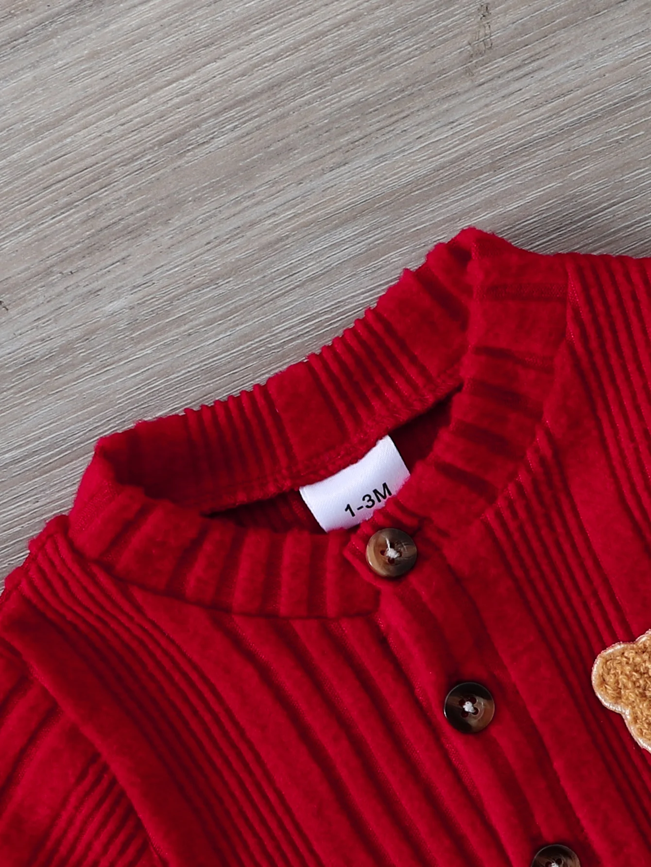 2-teiliges Baby-Set für Frühling und Herbst: gerippter Strampler + Strickmütze, niedlicher Bären-Aufnäher, roter Knopfverschluss vorne, für 0-18 Monate – Detail 4
