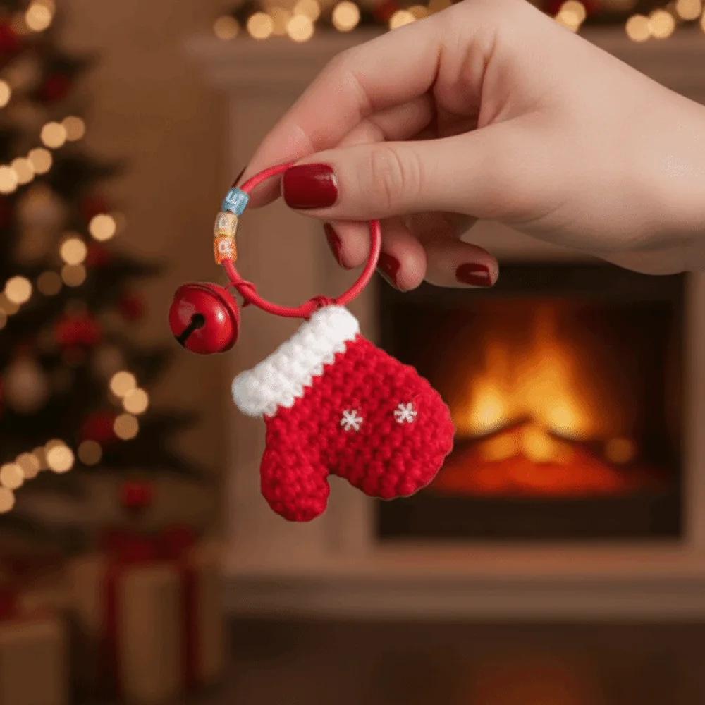 Exquisite handgefertigte Weihnachts-Strickanhänger mit Glöckchen, weicher Weihnachts-Taschenanhänger, Mini-Garn-Weihnachtsanhänger für Freunde – Detail 5
