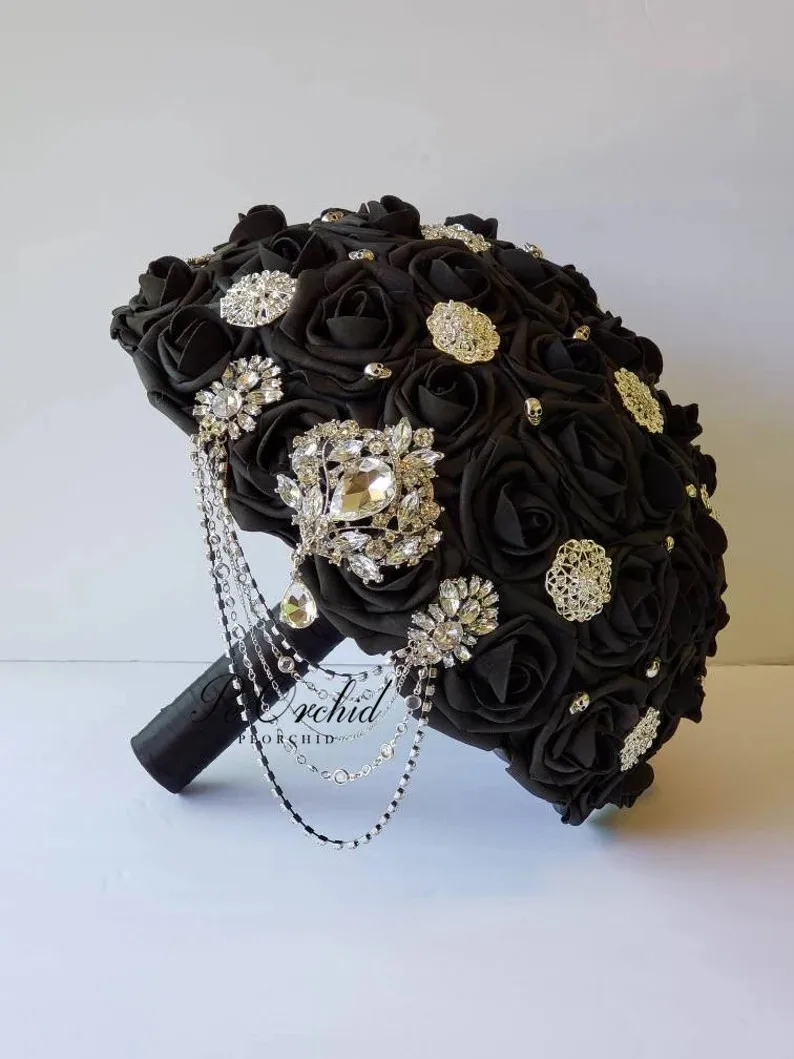 PEORCHID Luxurious Cascading Skull Black Brooch Bouquet With Chain Foam Flower Gothic Rhinestone Wedding Bouquet For Bridemaids