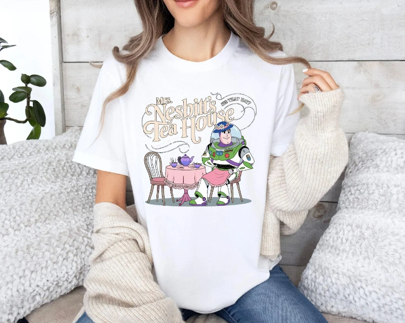 

Лето 2025 г., рубашка «История игрушек», чайный домик Mrs. Naisbitt's, рубашка «История игрушек», рубашка «Чайный домик», забавный подарок, большой размер