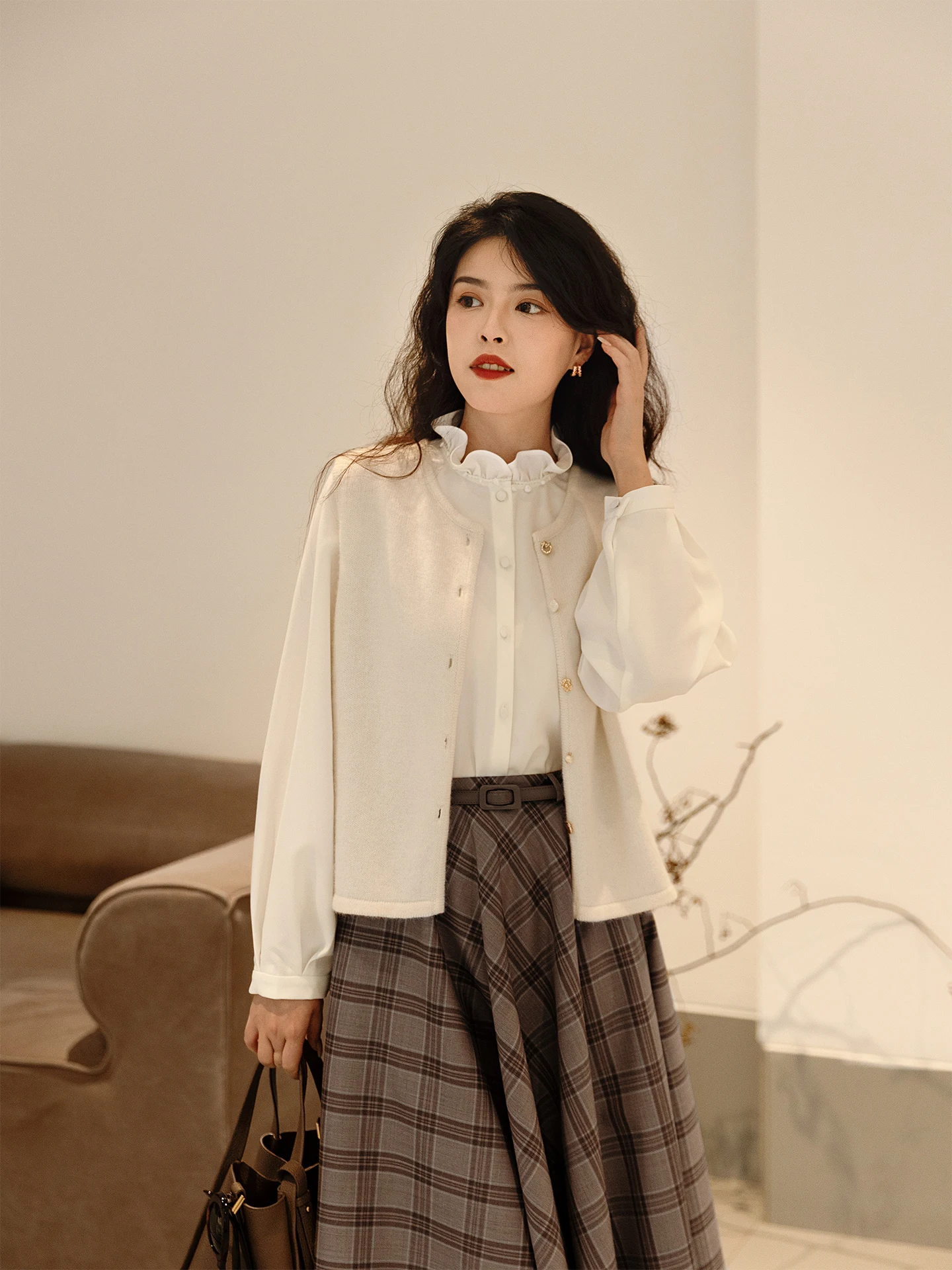 

Женский шерстяной вязаный жилет Maison De La Mode, круглый вырез, теплый, мягкий, французский стиль, классический крой, верхняя одежда